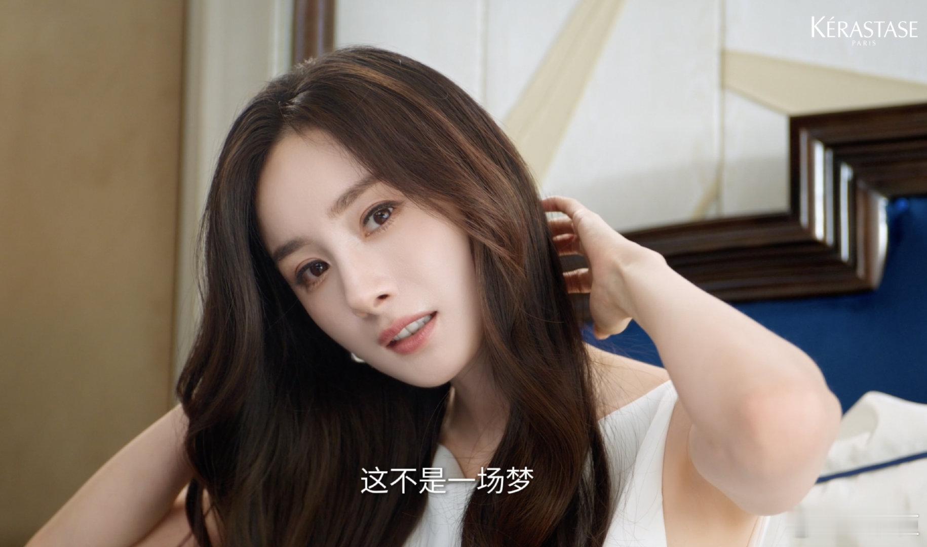 杨幂的这句晚安好梦能听一百遍杨幂的丝缎秀发与晚安声线适配度满分，发丝垂落肩头泛