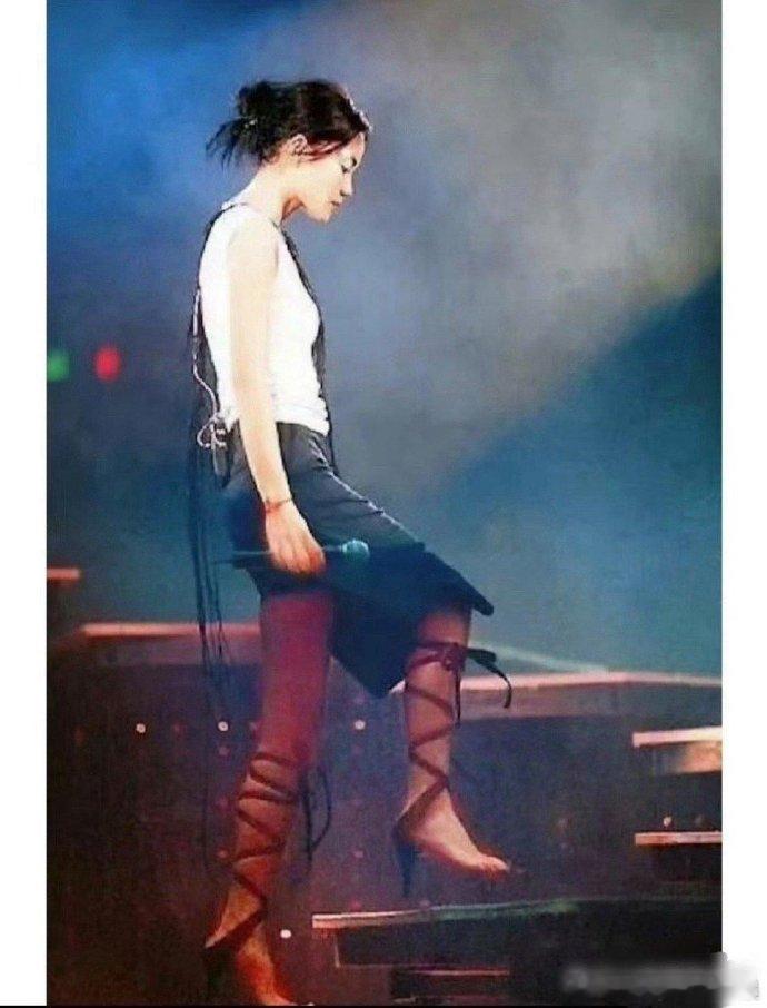 王菲恐怕是唯一一个开演唱会敢穿无底高跟鞋的人吧！不愧是天后，这舞台气质真是没谁了
