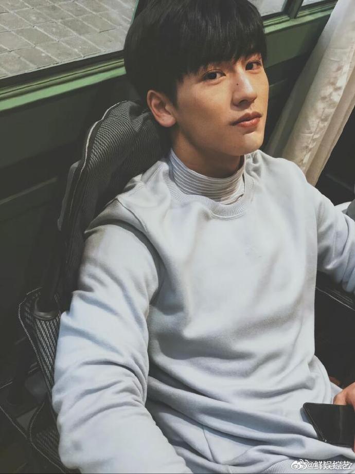 张凌赫被考古得只剩个裤衩了张凌赫被扒到只剩裤衩，依旧是清爽干净的大男孩。