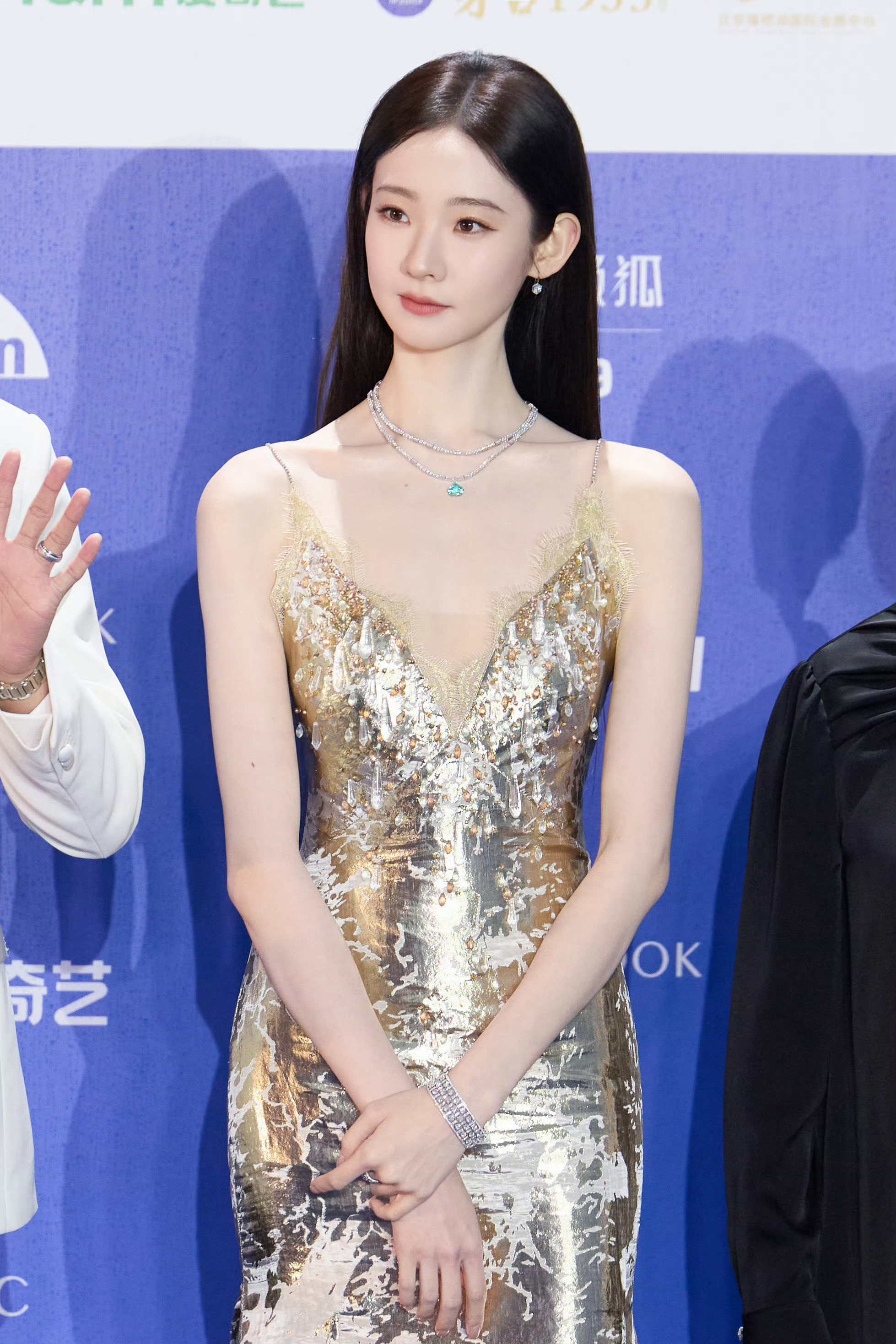 张艺凡红毯最严厉的母亲真的会被张艺凡的红毯状态惊艳到！身姿挺拔仪态满分，清冷气质