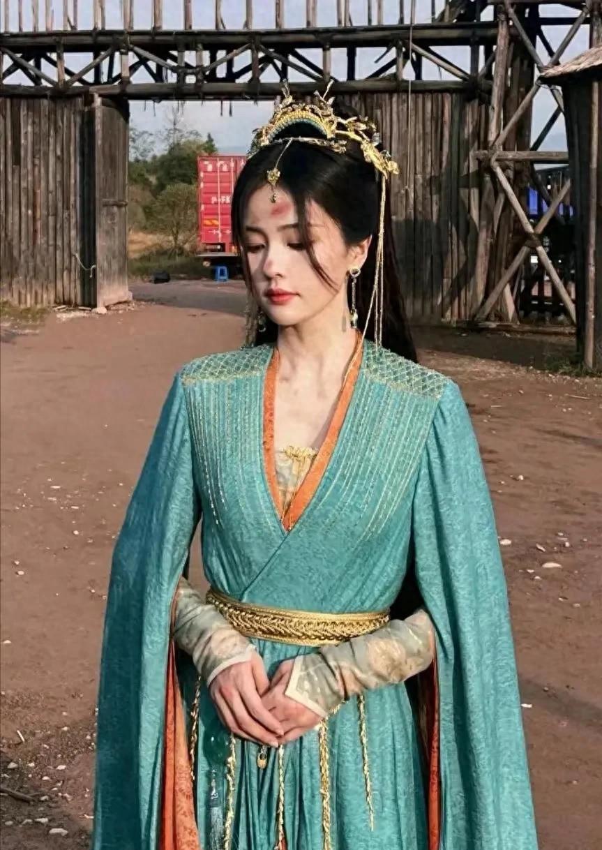 白鹿被大导演“贴脸拥抱”上热搜！吴京的警告，真被她打脸了？娱乐圈又炸锅了！白鹿