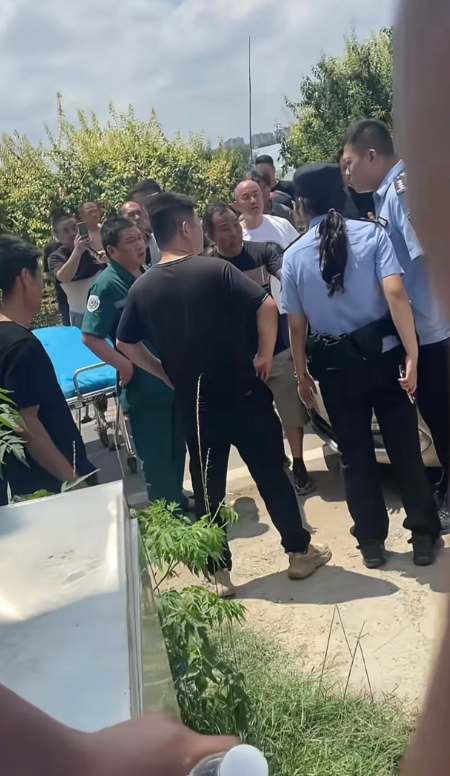 菏泽新娘婚礼现场四次加码索钱！高速逼停、家门口涨价，男方崩溃退酒店 婚礼前夕，