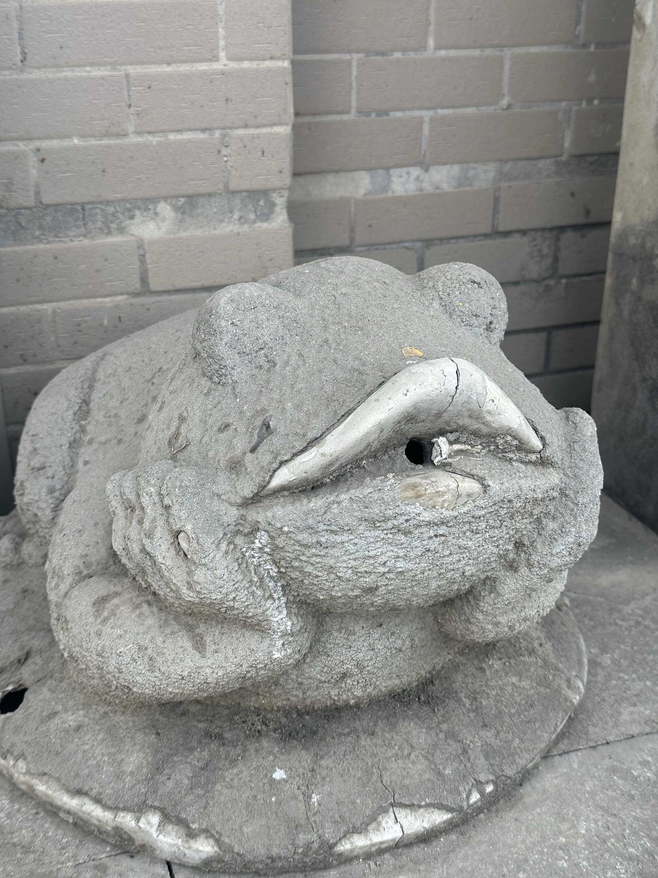 今天等车，无意中看到这个古董，形态引起我的注意，百思不得其解！