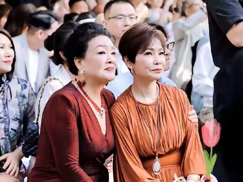 小菲很大方，看看他们的婚礼，人家愿意和大家分享，直播也好，曝光出来的照片也好，都