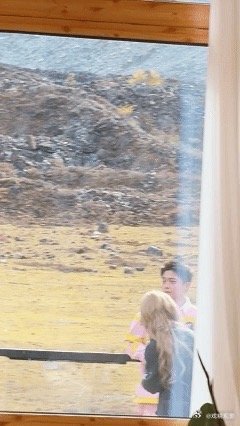 宋雨琦翟子路互拍奔跑吧被这波反差美学拿捏了！宋雨琦的大衣配墨镜是韩剧女主出走西