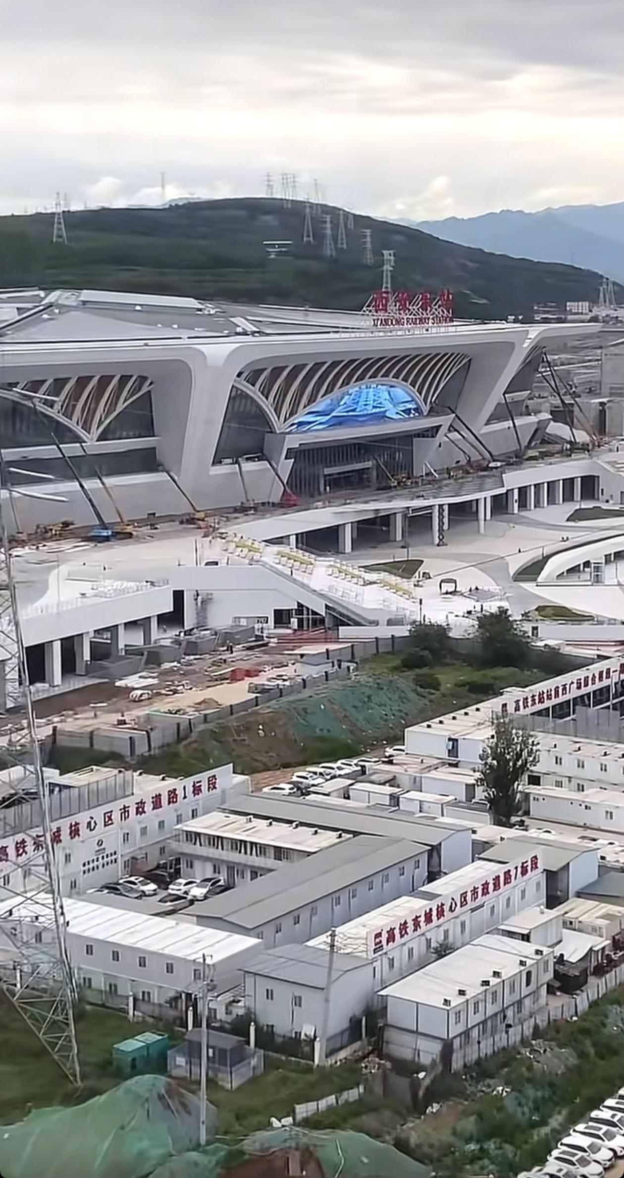 西安东站呈现出这般几个特点：它被群山环绕，近处是白鹿原，远处是秦岭；站前广场看上