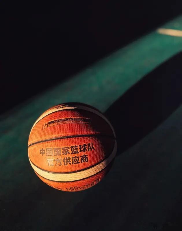 给中国男篮再提建议。不要再打传统控球后卫战术了，要打得分后卫战术。原因非常简