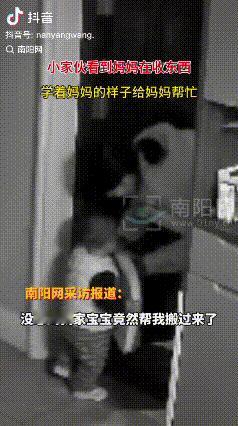 监控中的宝宝14个月，很意外的一幕发生了……路还走不稳，就知道观察模仿妈妈搬东