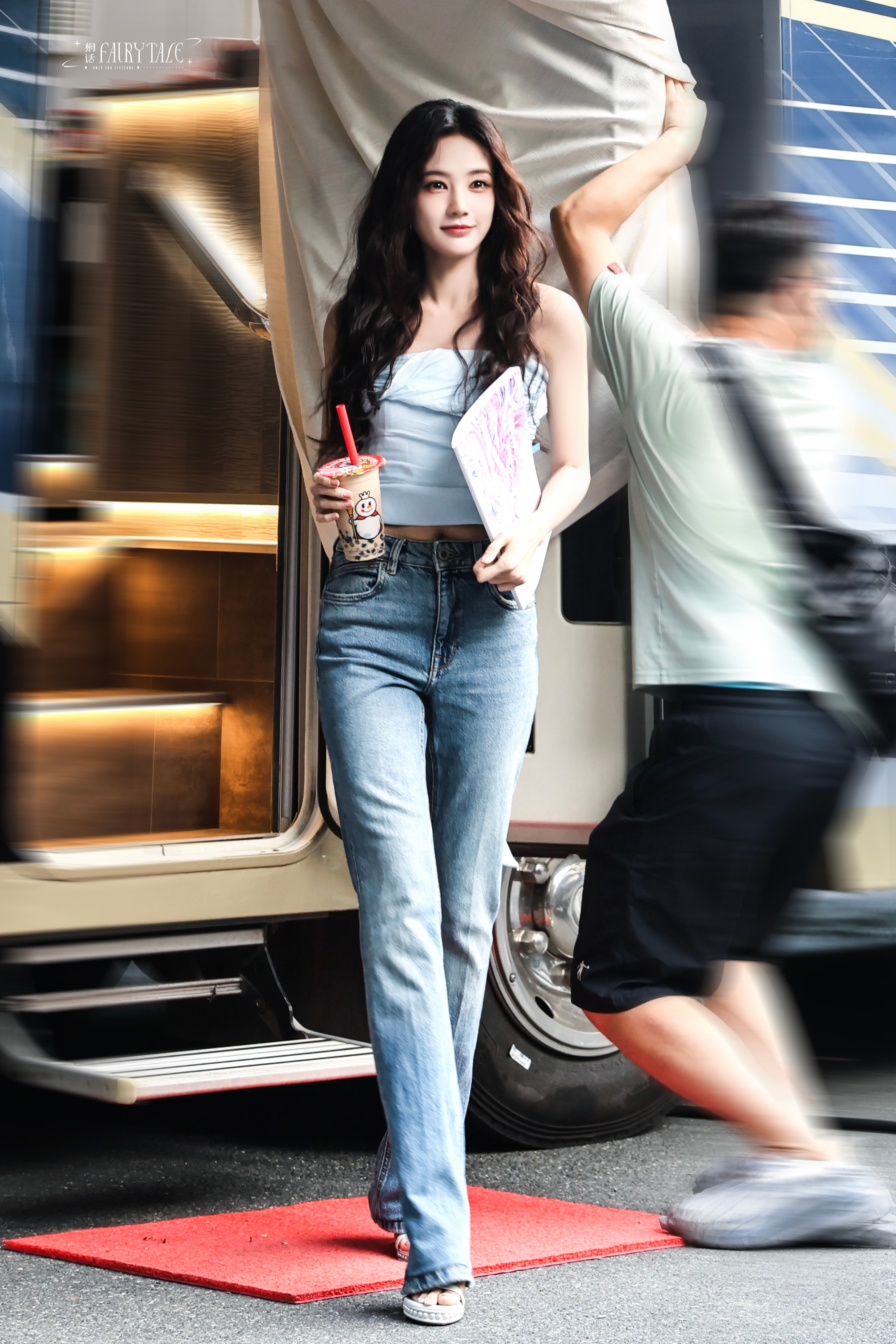 李一桐最新美人余上班路透余梦身材比例太完美了​​​