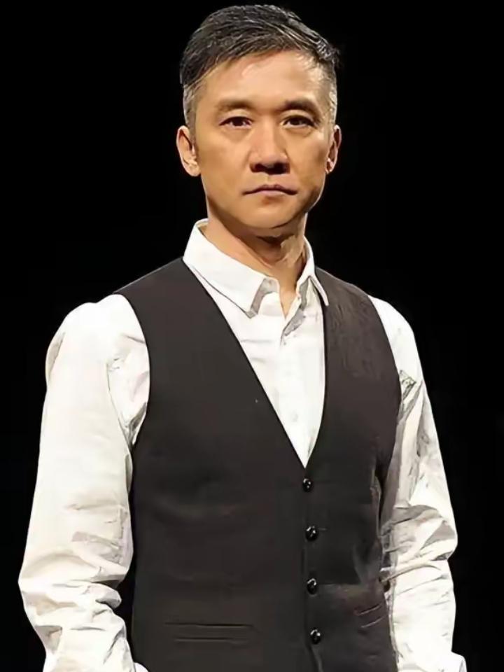 15年前，黄志忠扔下北京2套房，净身出户。2011年，他提了离婚。北京那两套价