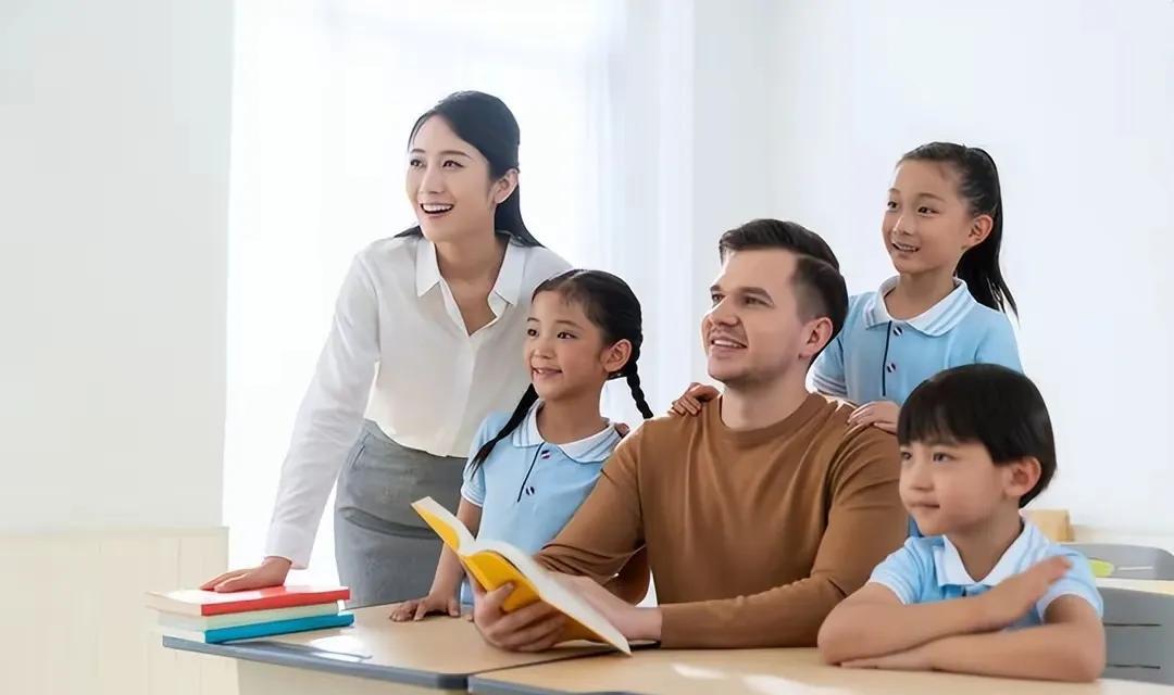 以前我们上学的时候最怕犯错，那个时候家长和老师是一条心，都是为了教育好孩子！在学
