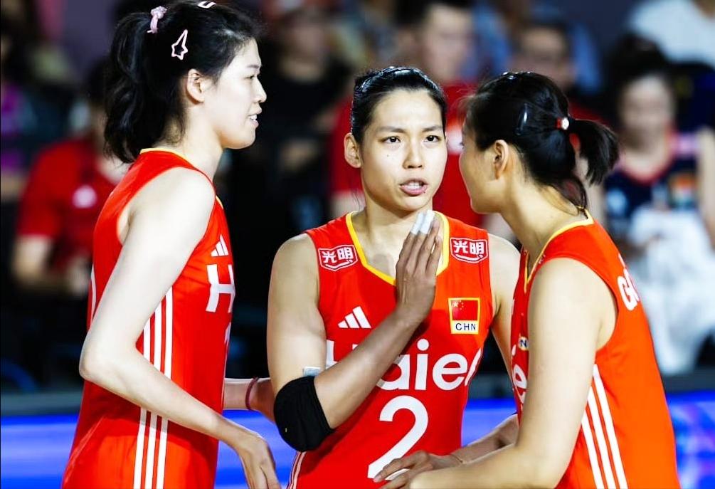 中国女排淘汰后！央视记者不留情面揭短，教练赵勇承认错误球迷却不买账。当中国女