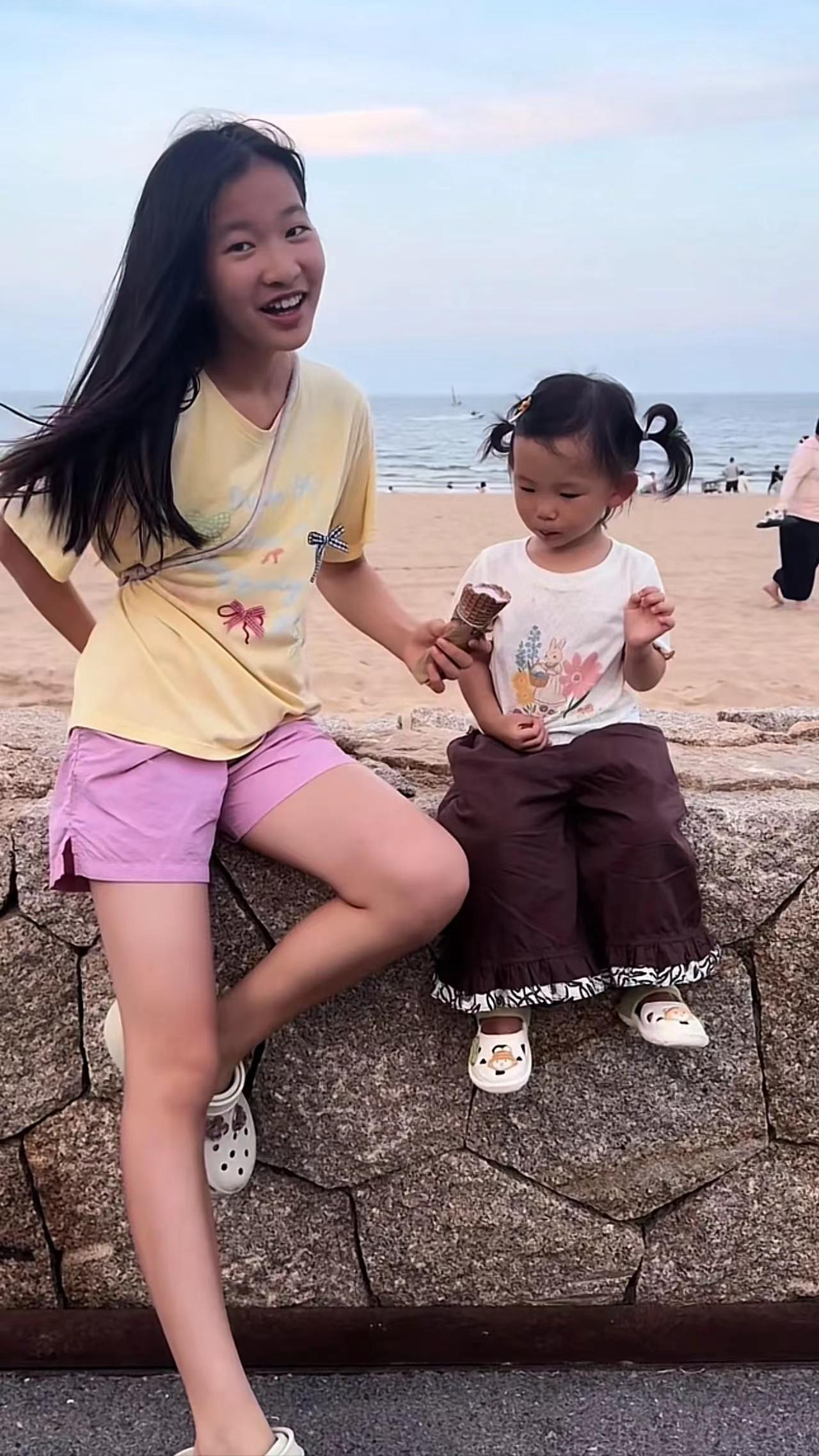 张姩菡真的好懂事哦，自己还是一个11岁的孩子，但是跟着舅舅一家出游，也是照顾舅舅