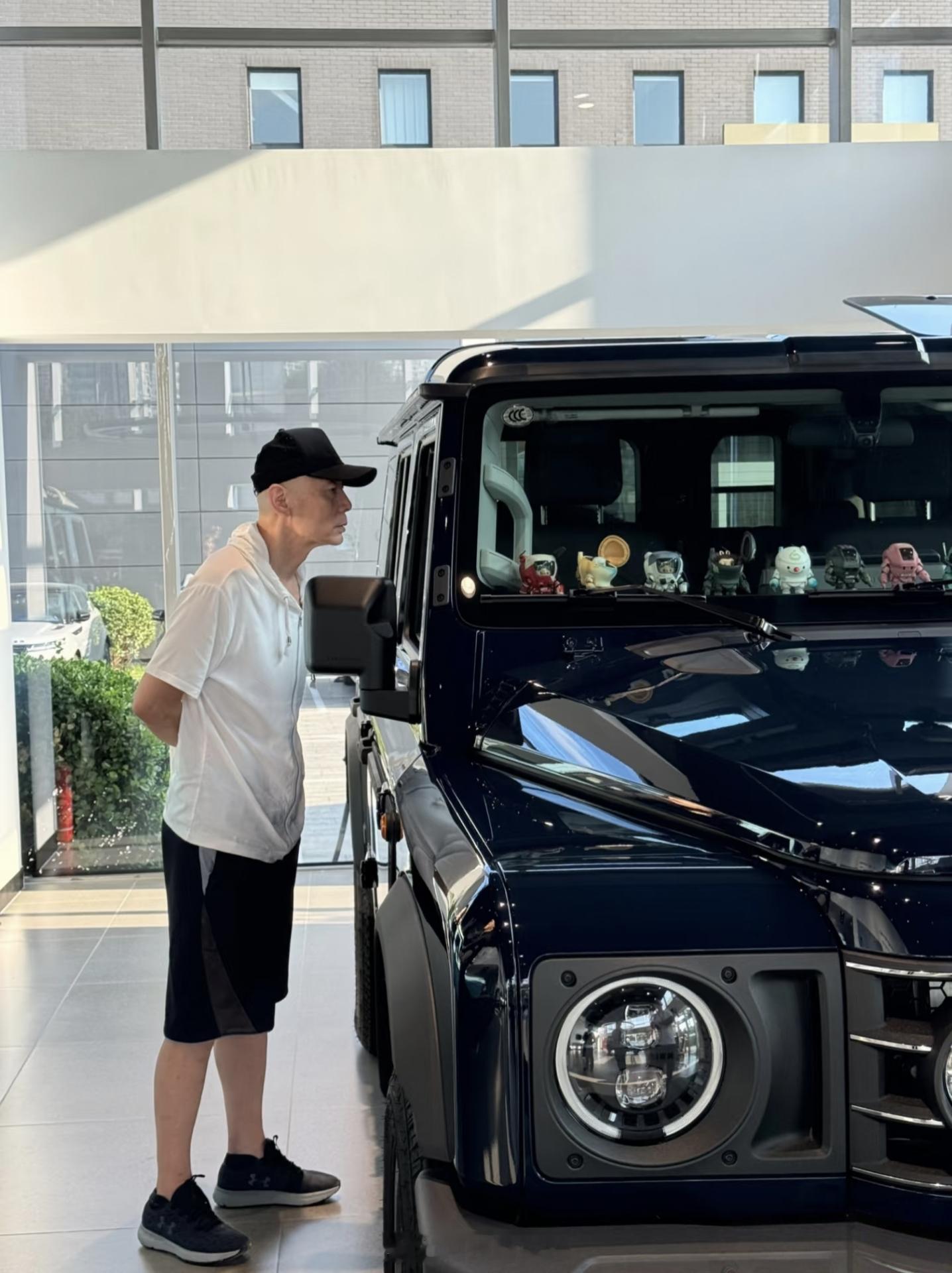 英力士掷弹兵，90万的硬派越野车，外观复刻的路虎卫士，去年才在国内上市，葛优和王