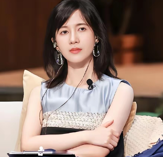 papi酱这个人你真不能细看因为一细看，越仔细看越觉得她活得是真清醒当年火爆