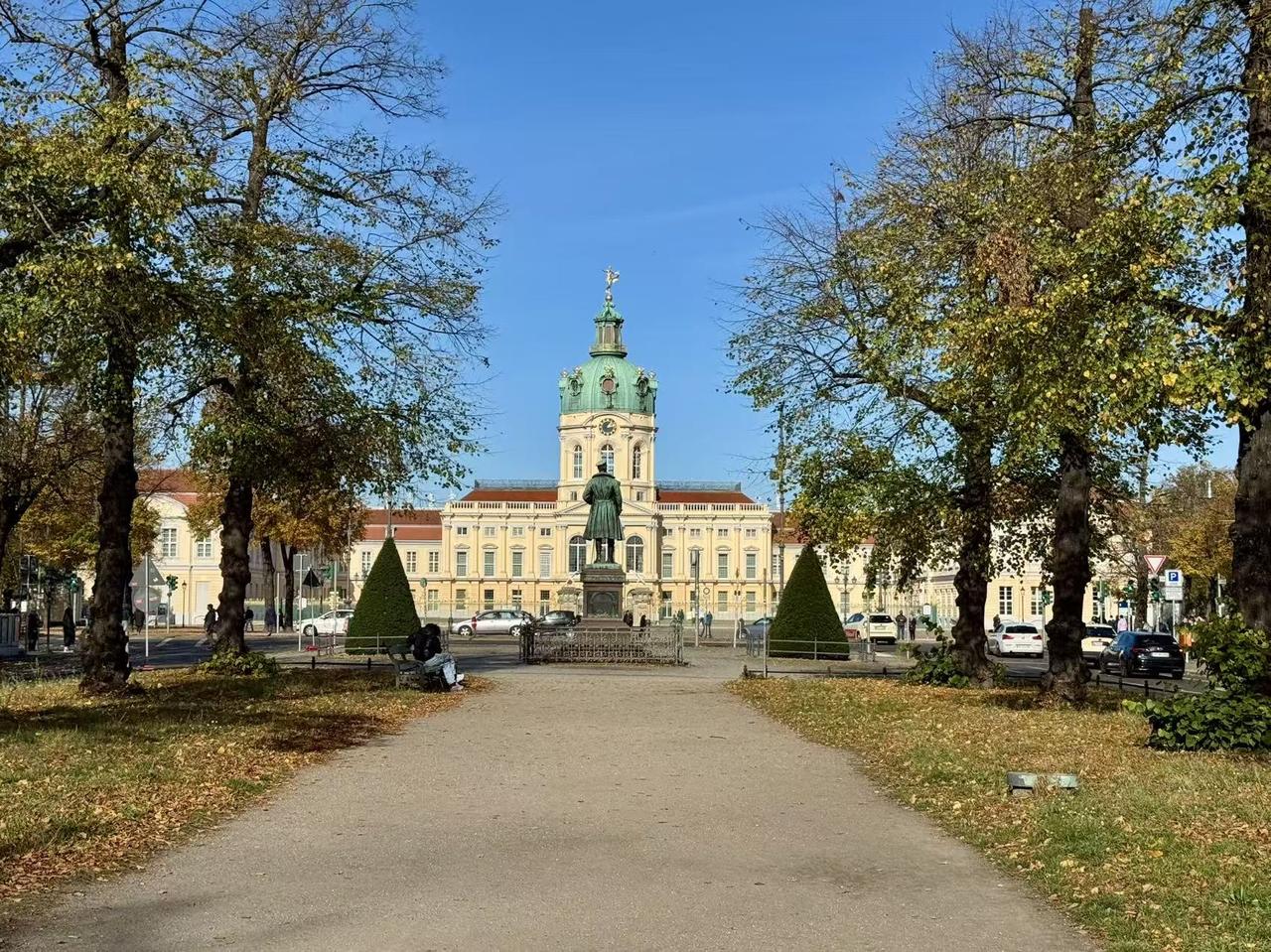 秋天的夏洛滕堡，是柏林最温柔的模样。宫殿花园染上金黄，湖面倒映着落叶和晚霞。