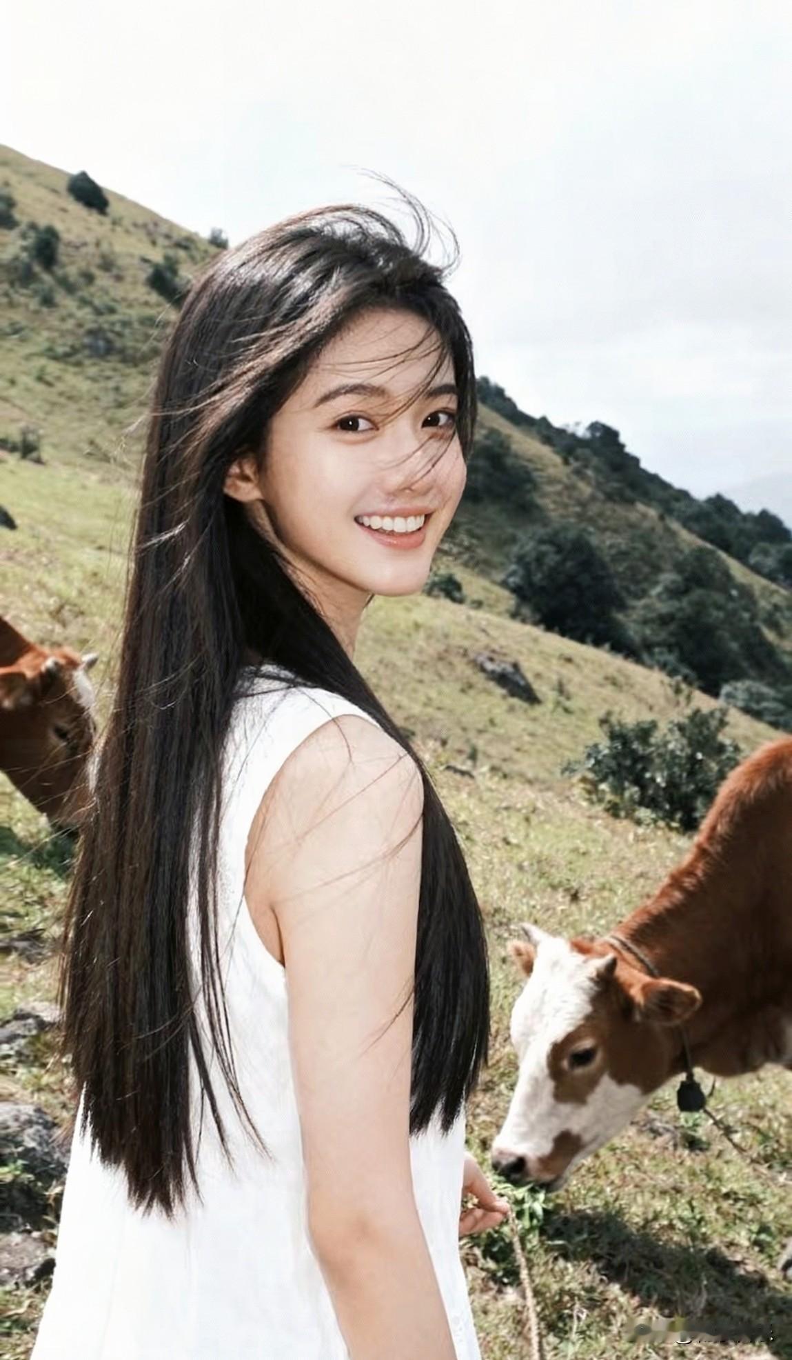 少女徜徉郊野山坡，与憨牛相伴嬉闹，眉眼弯弯，笑意漾满整个晴空，童趣与温柔撞个满怀