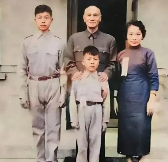 1953年，戴笠因飞机失事意外身亡，蒋介石命令毛人凤秘密将戴笠的后代接到台湾。