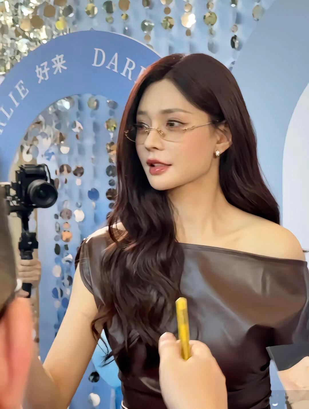 谁给沈梦辰递的细框眼镜？这审美直接封神了！救命！第一个让沈梦辰戴细框眼镜的