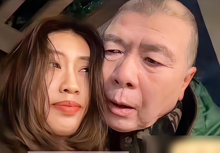 她对养母甩脸子，却和冯小刚脸贴脸。镜头前，徐帆几次伸手想牵女儿，都被她侧身