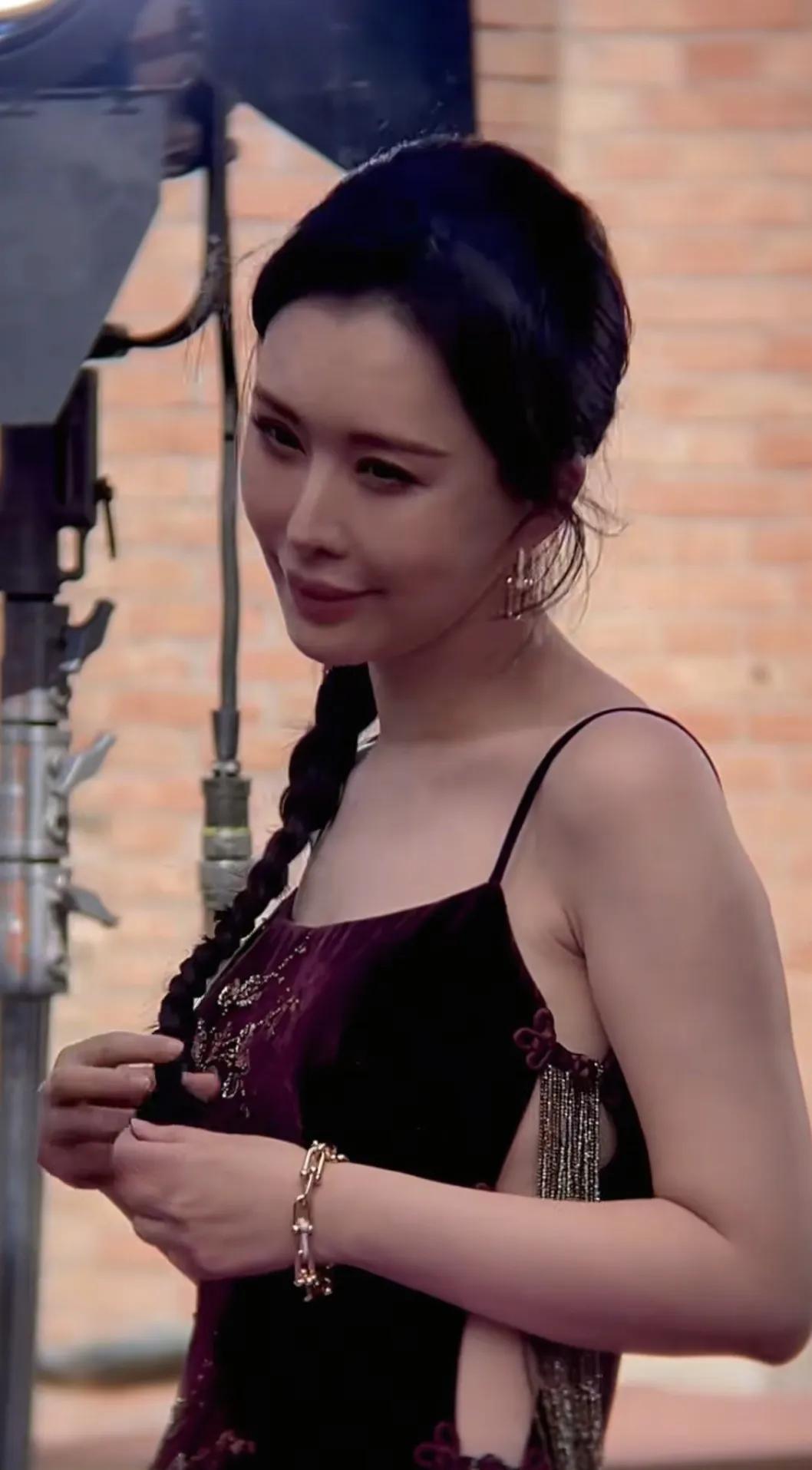 “旗袍开衩到嘎吱窝，像挂俩门帘子”，郭德纲相声说过这个段子，没想到，居然在现实中