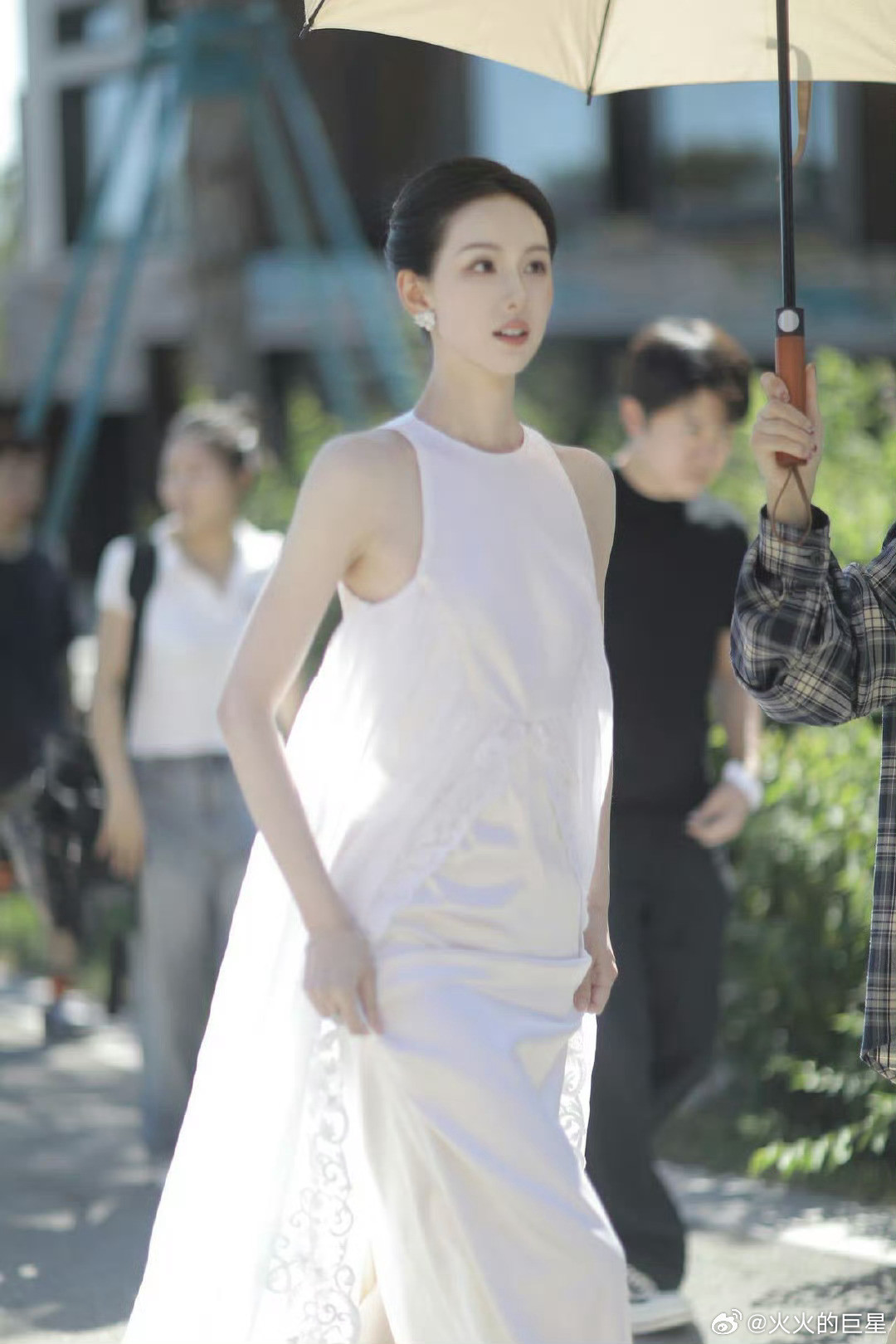 简简单单也如此之美陈都灵纯白无袖礼裙​​​