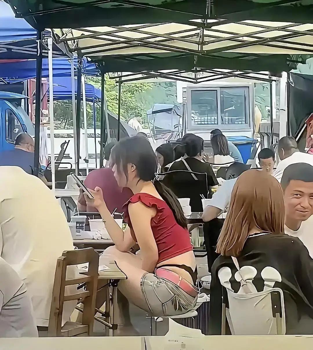 表妹小时候真的非常乖巧听话，长得水灵灵的特别讨人喜欢！现在长大了却越来越叛逆，中