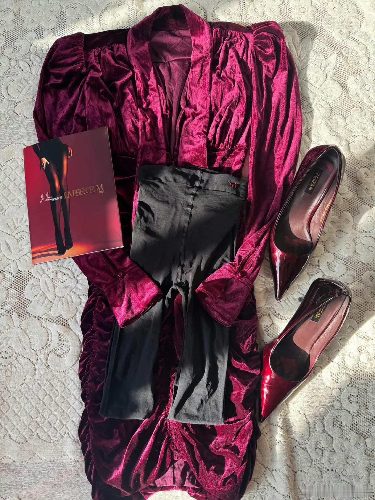 红与黑的碰撞成年人的孤独就是一个人吃火锅