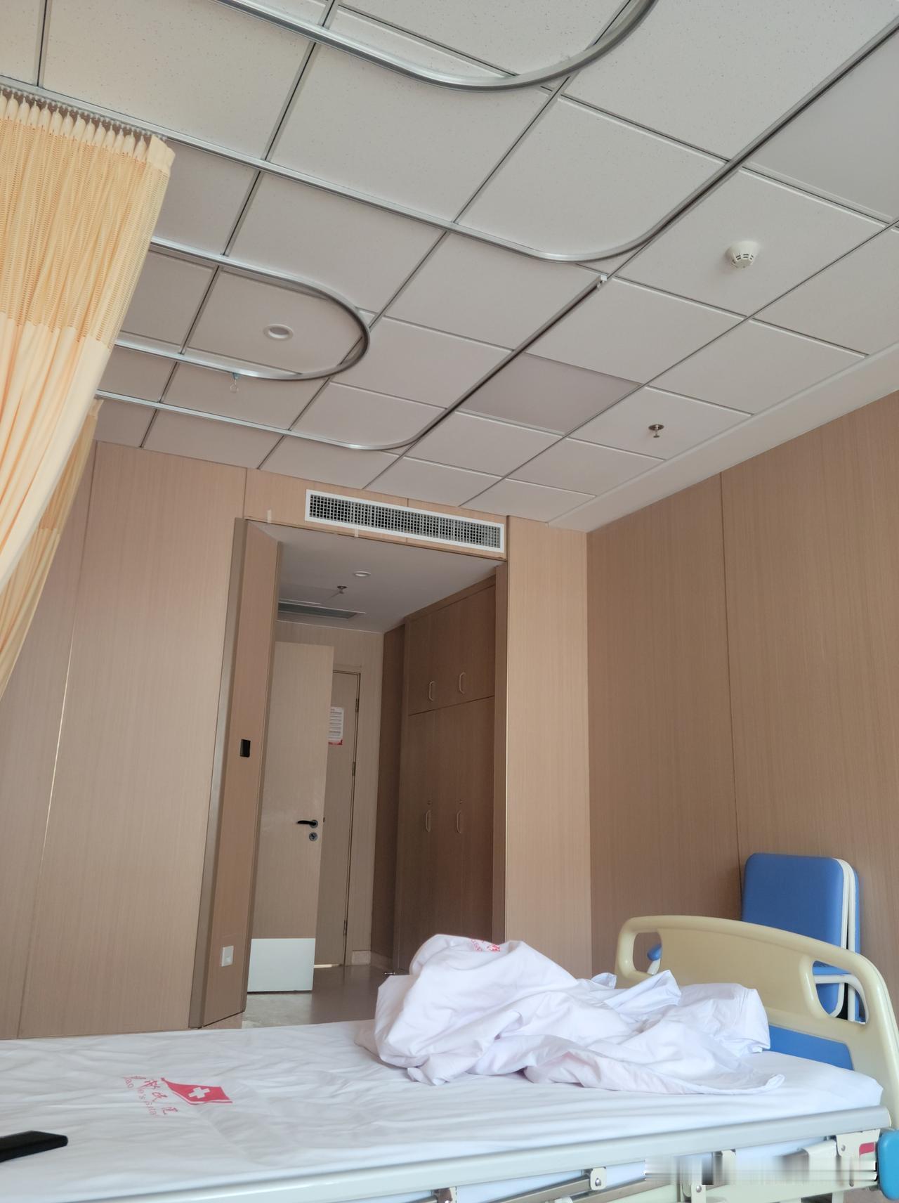 体验了一次三甲医院的单间病房。深刻感受：病房像酒店一样舒适。人要居安思危，多赚钱