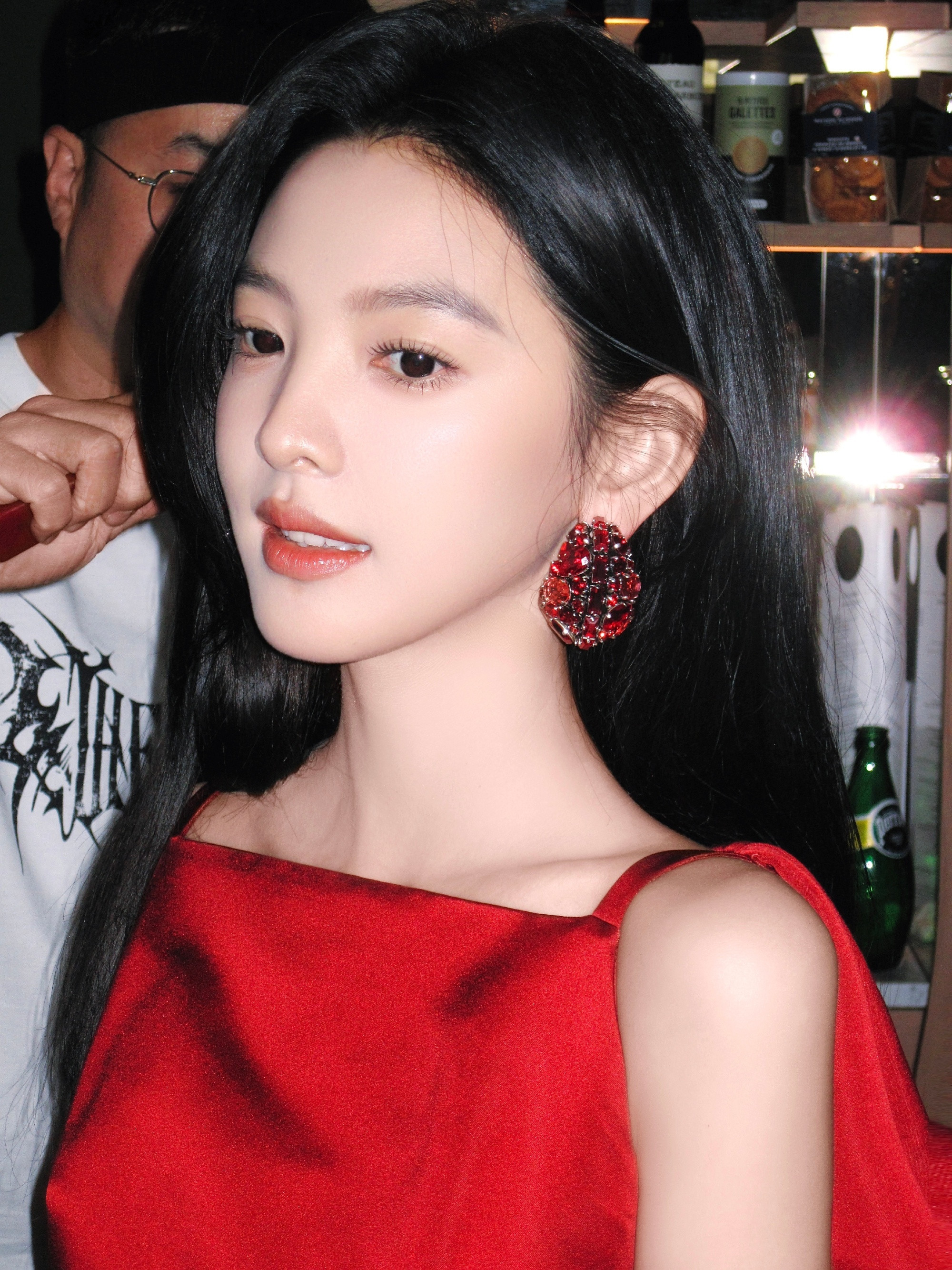 楠儿完全是我女神…明艳大美人章若楠黑发红裙照​