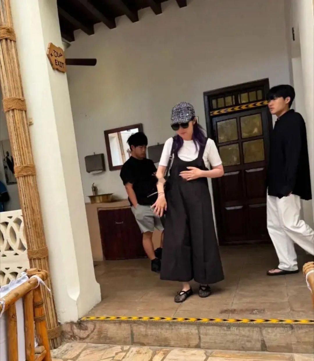 近日，51岁的杨千嬅在迪拜吃饭时被网友偶遇。当天她身着白色T恤搭配黑色吊带裙，头