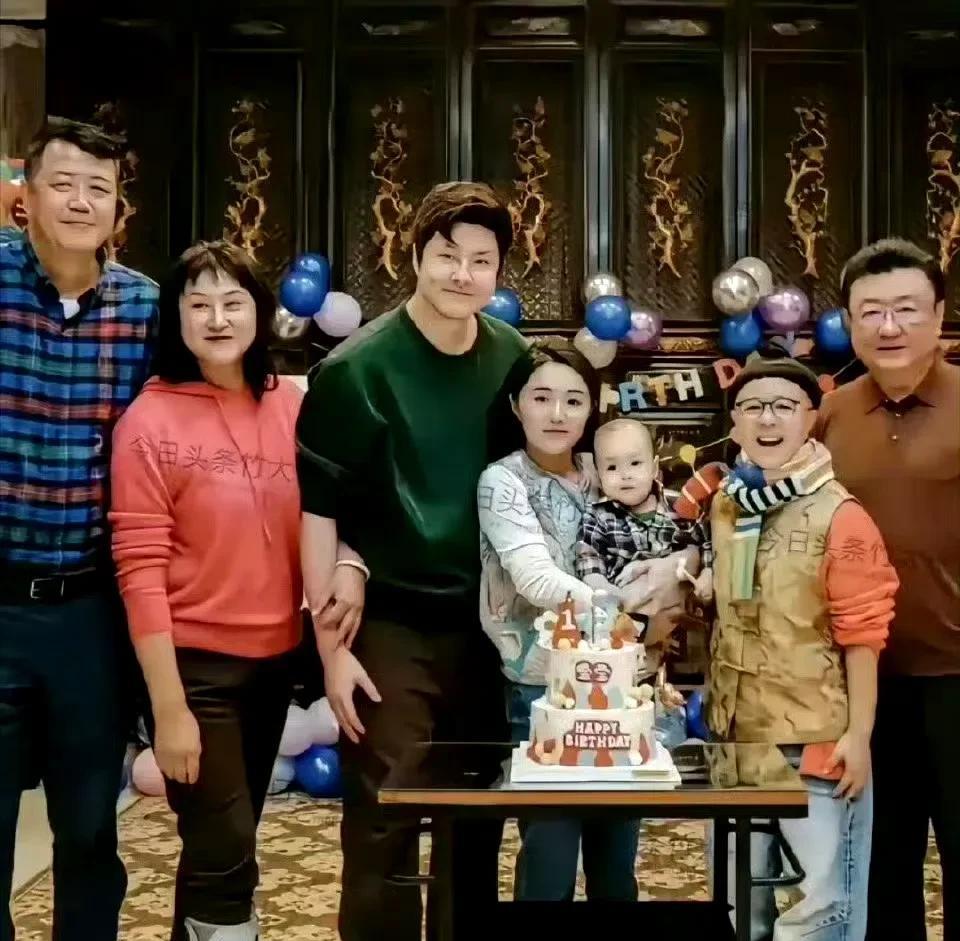 看来妈妈矮确实会影响孩子身高啊！金龟子找那么个高大帅气的老公，都抵不住强大的基