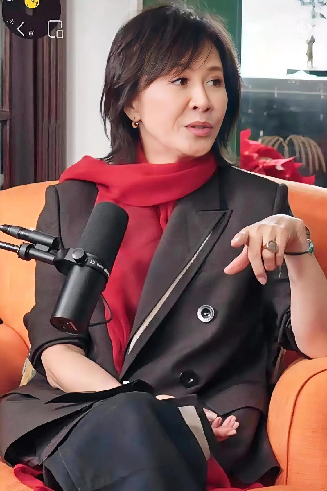 刘嘉玲说，我跟章泽天分享了一个小秘密，有点“社恐”的梁朝伟，私下里会给我写“