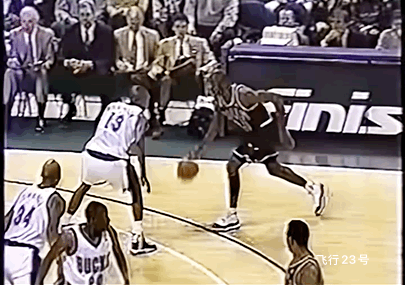 乔丹跟詹姆斯技能完全不同！一个跳得高！一个跑得快！图一：看乔丹急停跳投，这