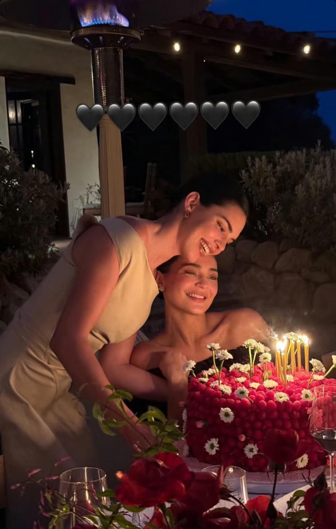 肯豆Kendall发帖祝KylieJenner28岁生日快乐: