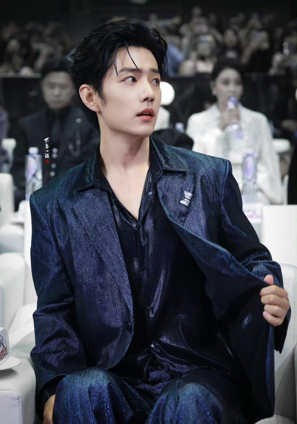 昨晚的现场，全场座无虚席。大家全是奔着肖战来的！从傍晚6点半一直到深夜11点