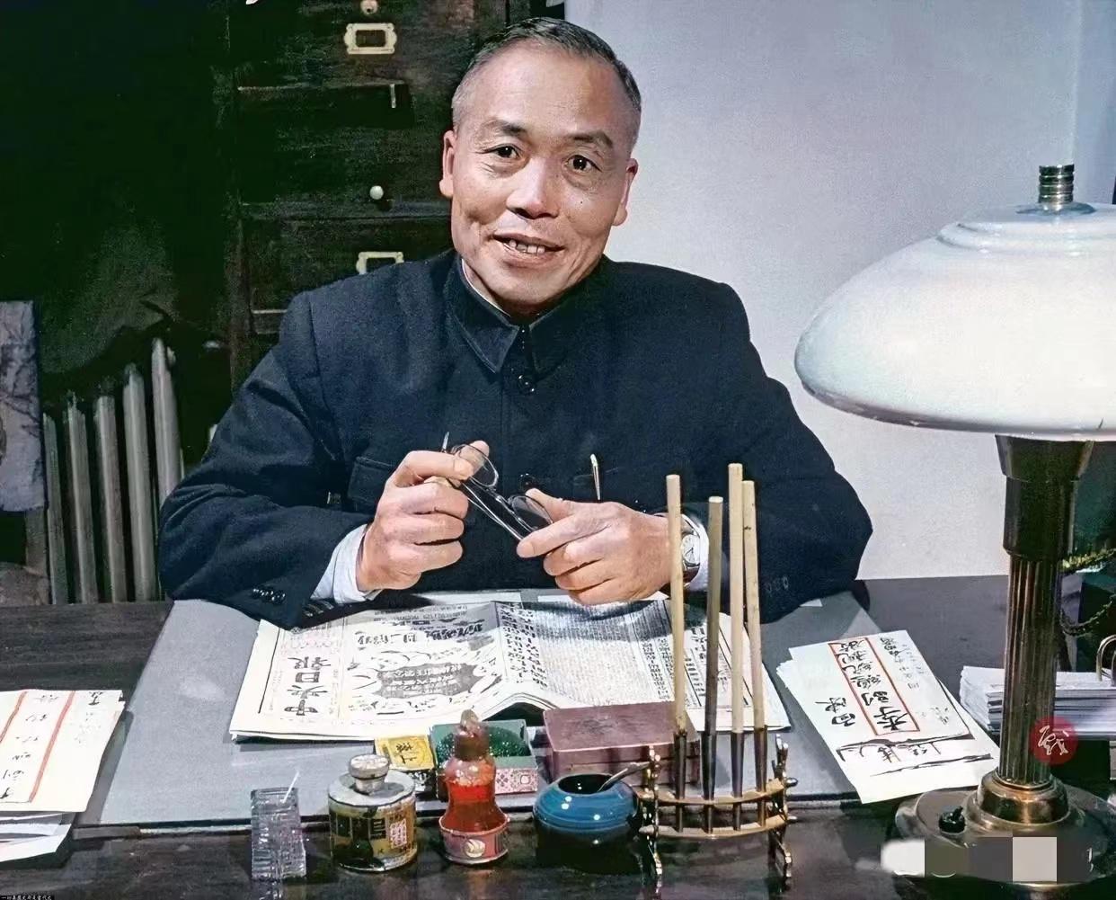 这张上色老照片拍摄于1948年岁末，57岁的李宗仁坐在自己的办公桌前，留下了这一