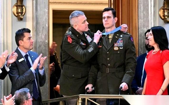 我靠！四发子弹直接穿透，一条腿当场碎成渣，盆骨都稀碎了，这是个什么概念？！你以为