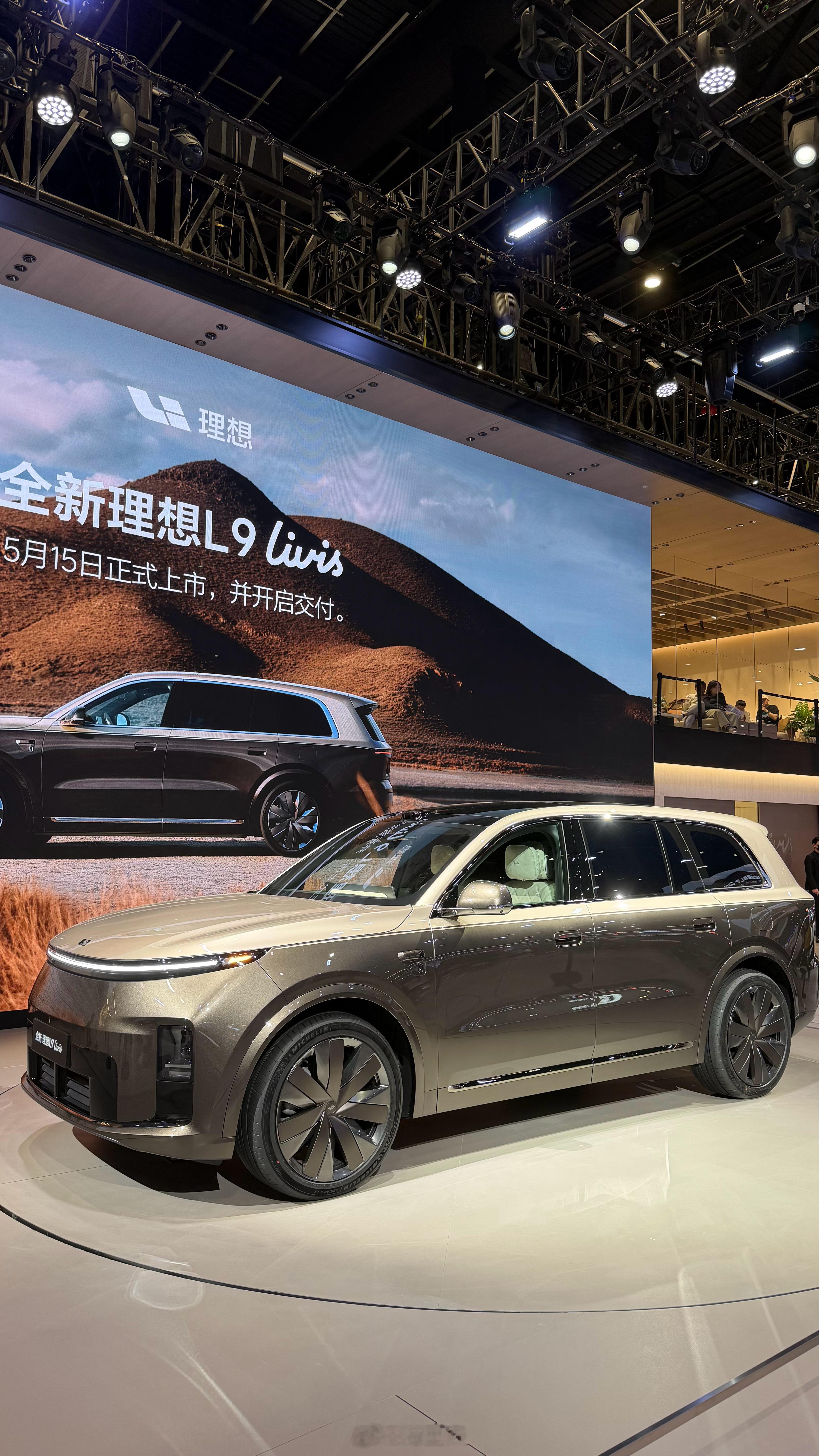 去看了北京车展。本来冲着理想L9livis去的，结果现场不让碰车，只能远远