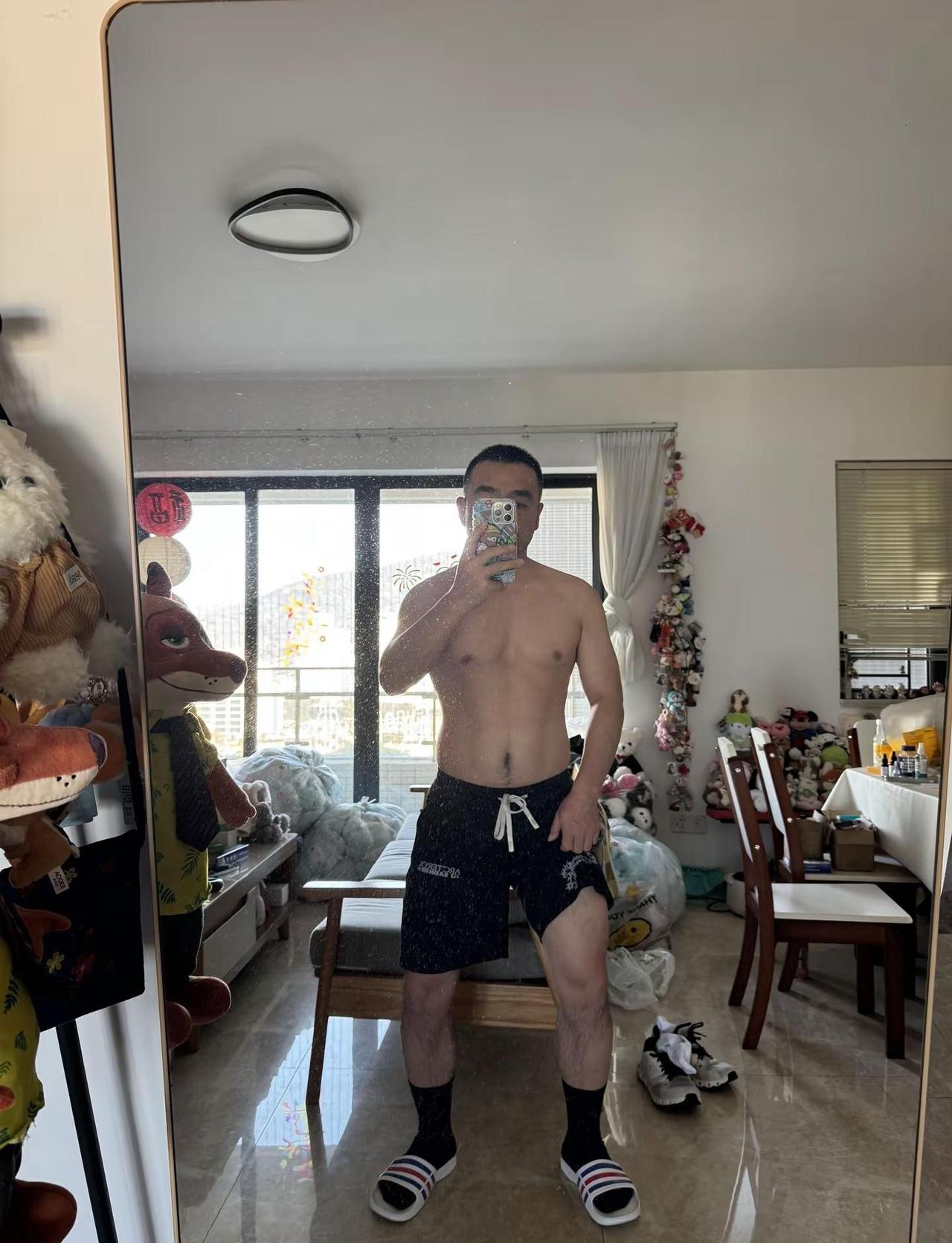 太热了，来个后羿射日。这几天的大太阳任你再冰冷的心都能给你融化居家肌肉随拍男生
