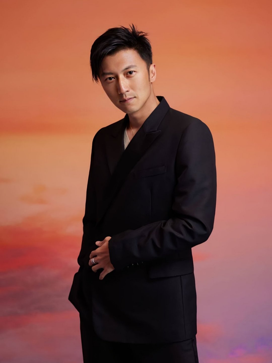 李荣浩不是嫂子是歌手杨丞琳音综节目中，学员翻唱杨丞琳代表作《雨爱》。导师谢霆