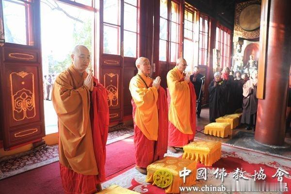 　　【供养佛菩萨十大功德利益】：一、从前所作种种罪过，轻者立即消灭，重者亦得