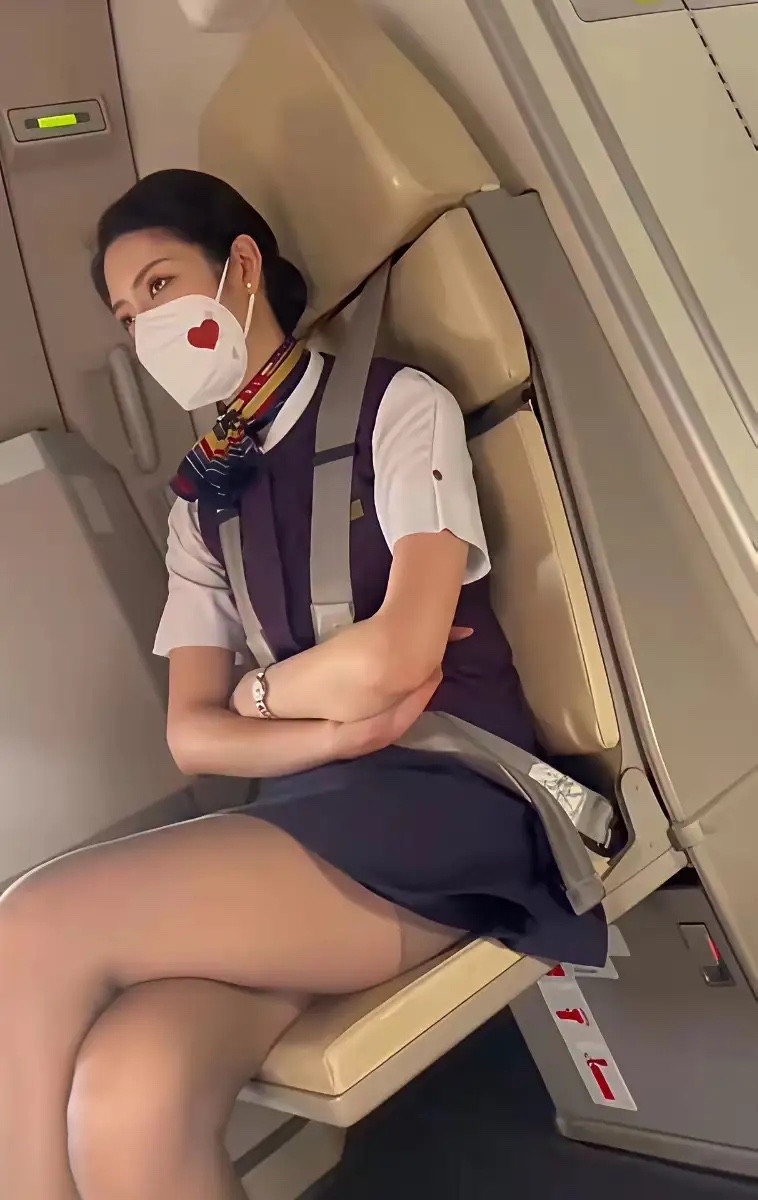 斜对座的空姐，应该是一个超级大美女