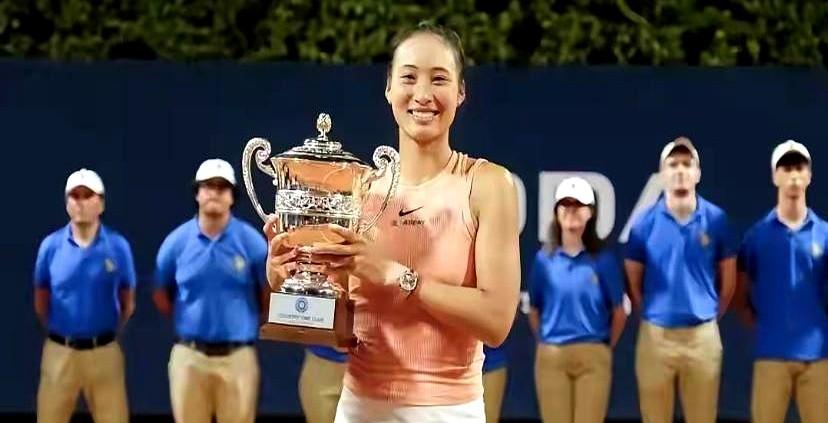 郑钦文人没来，但新赛季的话题全是她！布里斯班站打得火热，16强名单一出来，基