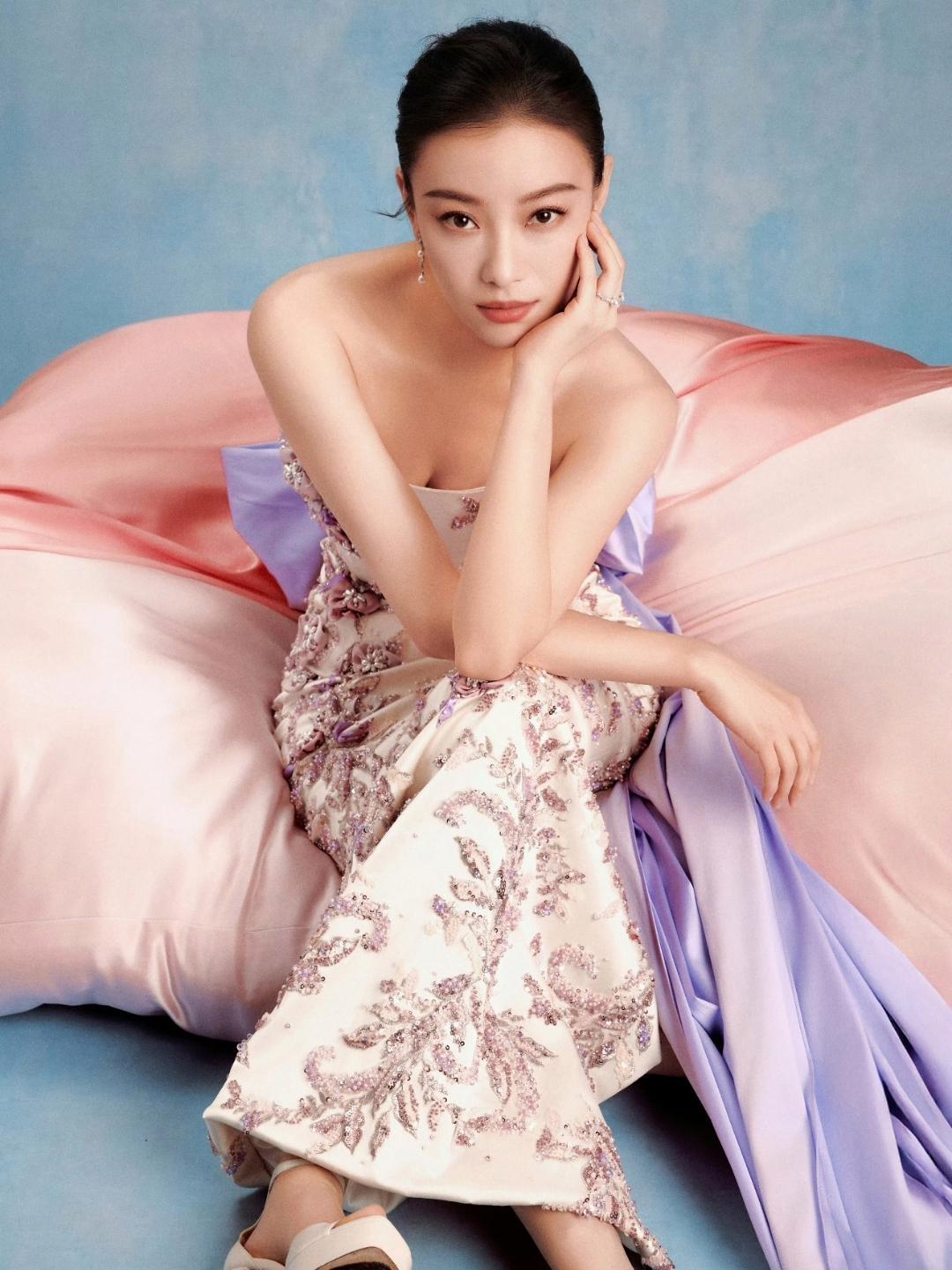 倪妮这组造型直接把“优雅”刻进了骨子里！一袭抹胸鱼尾礼服缀满紫调碎钻，像把浪漫