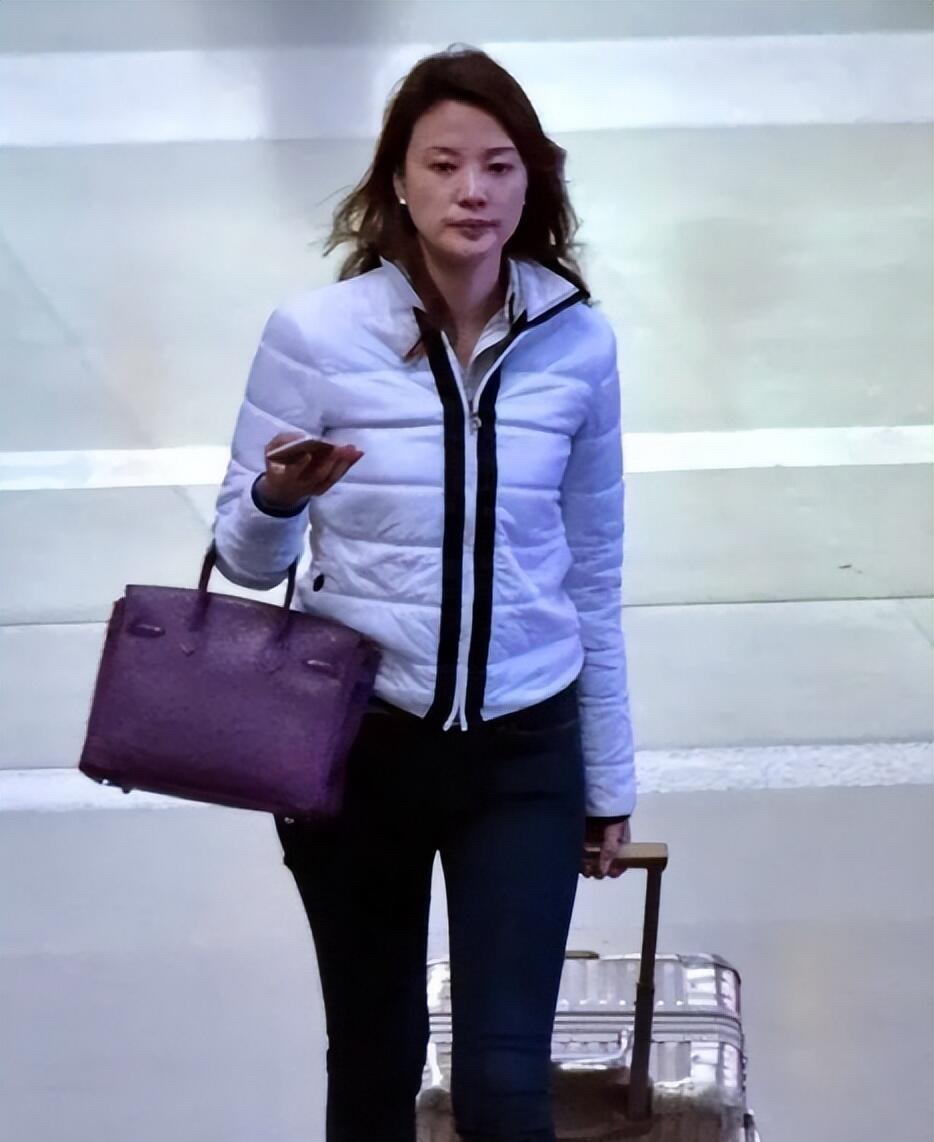 原来央视的女主持人也这么普通，并不像在网上看到的那样漂亮，颜值断崖式的衰老。台