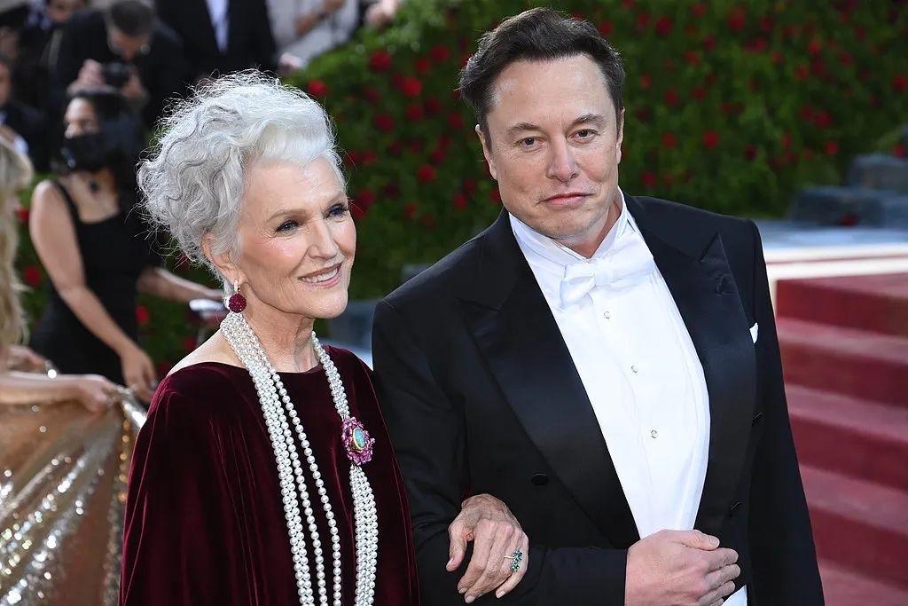 突发！世界首富马斯克的母亲梅耶，在社交媒体上公然表态：中国在公路、隧道、建筑、基