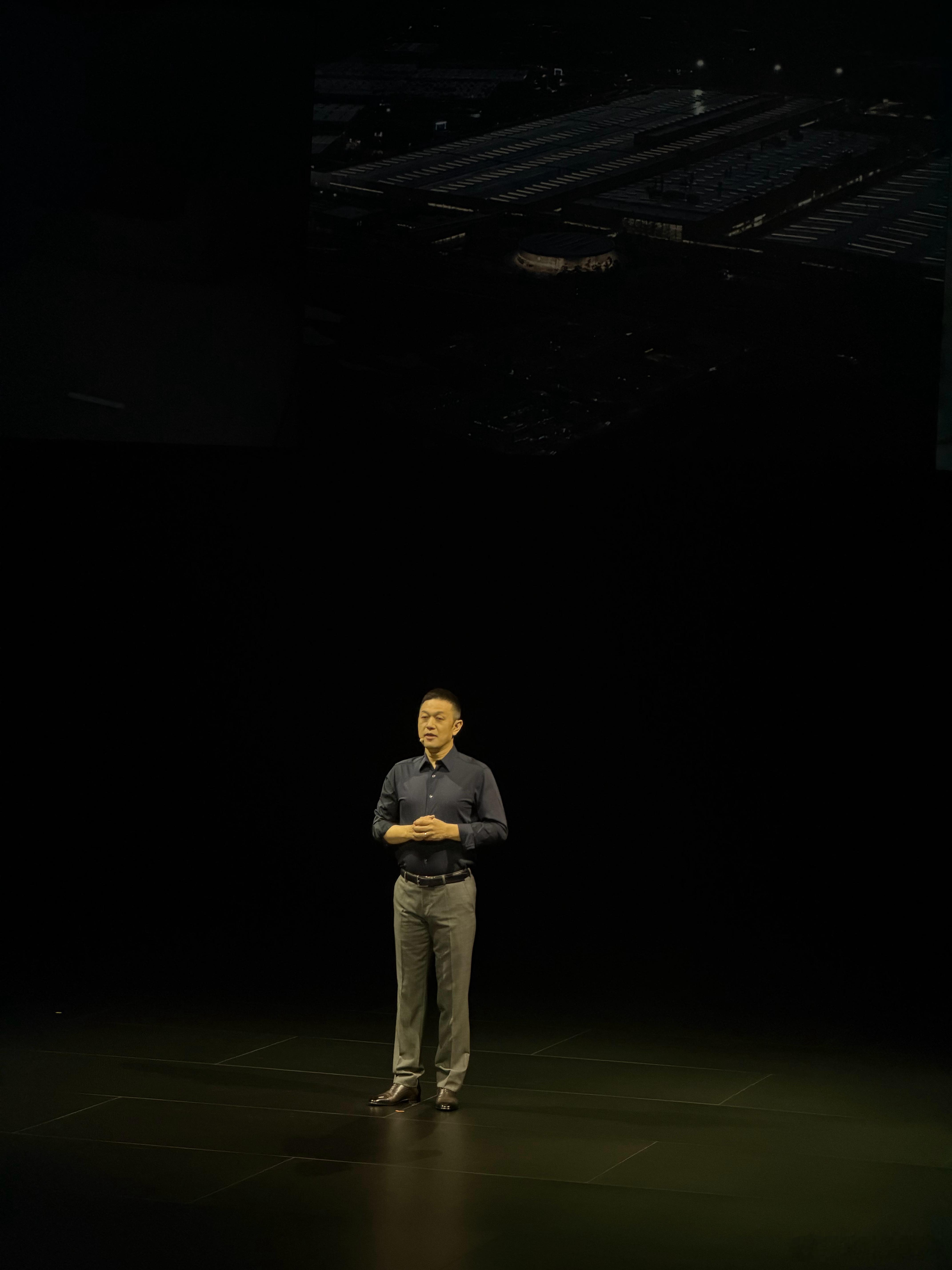 斌哥来了，今天这一身是地平线配色啊，这大长腿