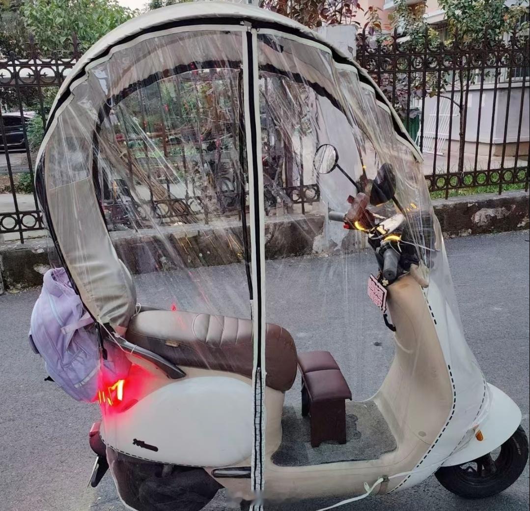 两轮电动车搭雨棚太危险了吧，来一阵风就翻了