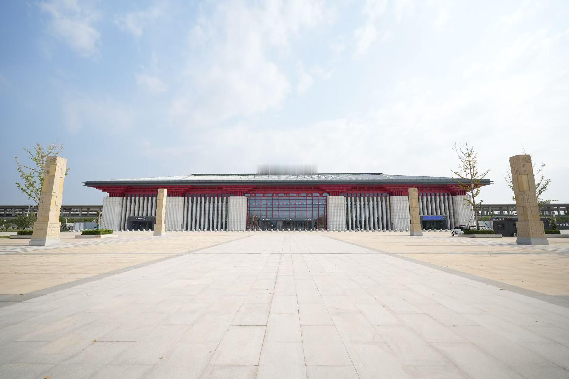 发现最美铁路滑浚站，全国首座跨越两市两县的高铁车站。南站房位于安阳滑县境内，北站房位于鹤壁浚县境内，